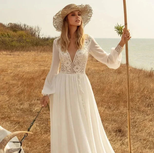 Robe de mariée fluide en dentelle bohème, modèle élégante avec détails romantiques, parfaite pour un mariage bohème.