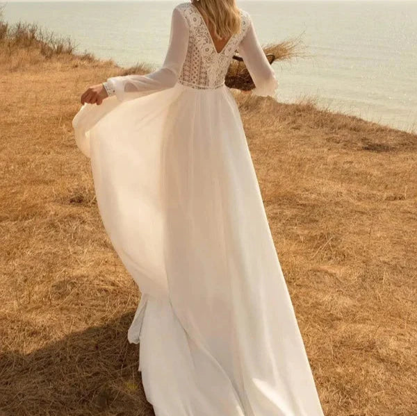 Robe de mariée fluide en dentelle bohème, détail de la robe de mariée élégante avec motifs floraux délicats.