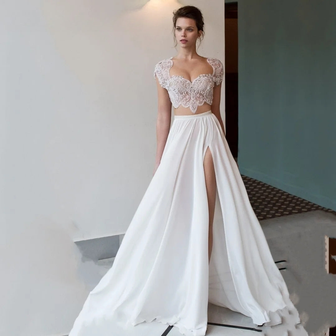 Robe de mariée bohème pour femme ronde, détail en dentelle avec jupe fluide et décolleté romantique.