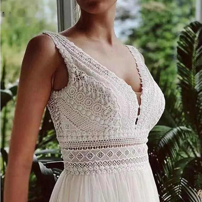 Robe de mariée bohème en dentelle avec style luxueux, manches longues et détails délicats pour une allure romantique et élégante.