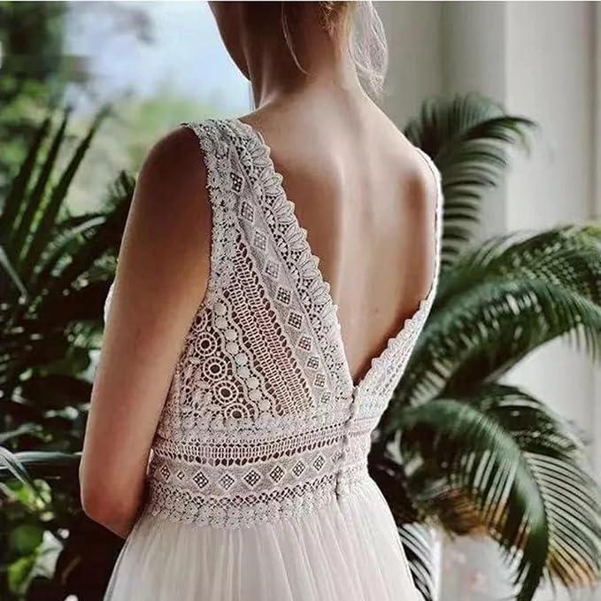 Robe de mariée bohème en dentelle avec détails élégants, style luxe, portée par une mariée lors d'une cérémonie nuptiale.