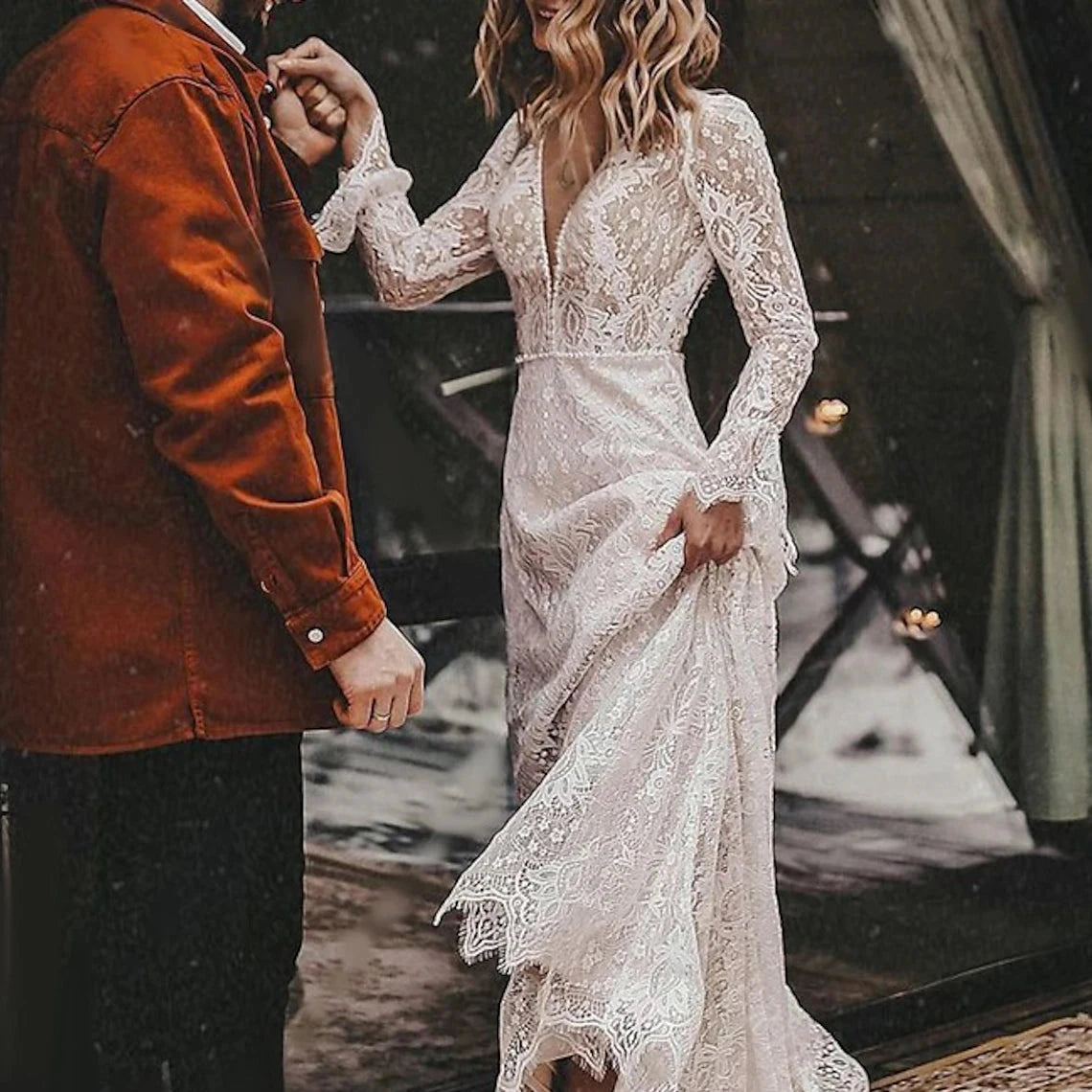 Robe de mariée bohème avec manches longues, style bohème, en dentelle légère, portée lors d’un mariage romantique et élégant.