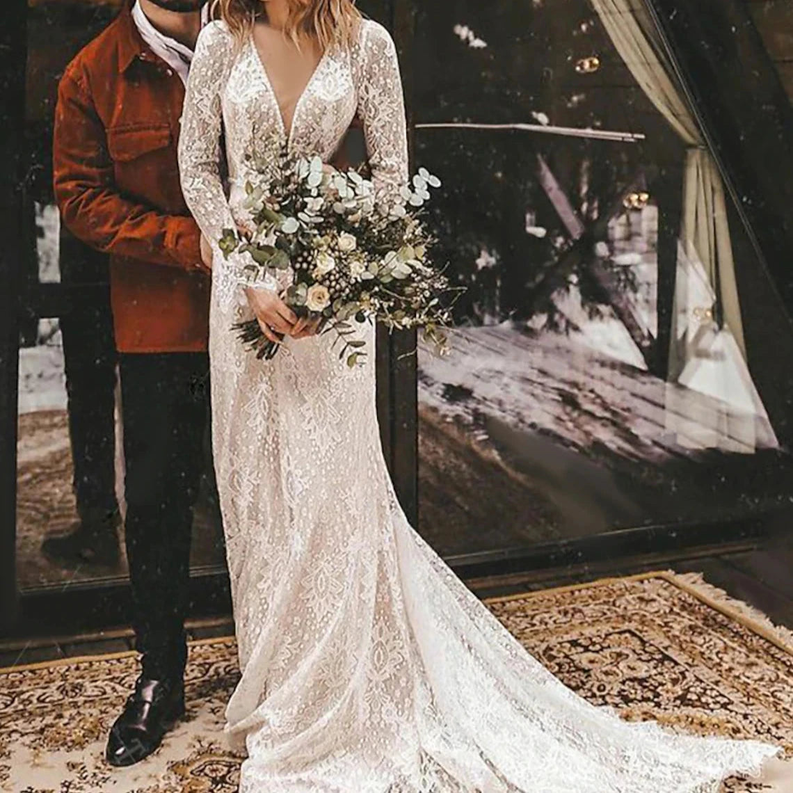 Robe de mariée bohème avec manches longues, style décontracté et fluide, en tissu léger pour mariage romantique.