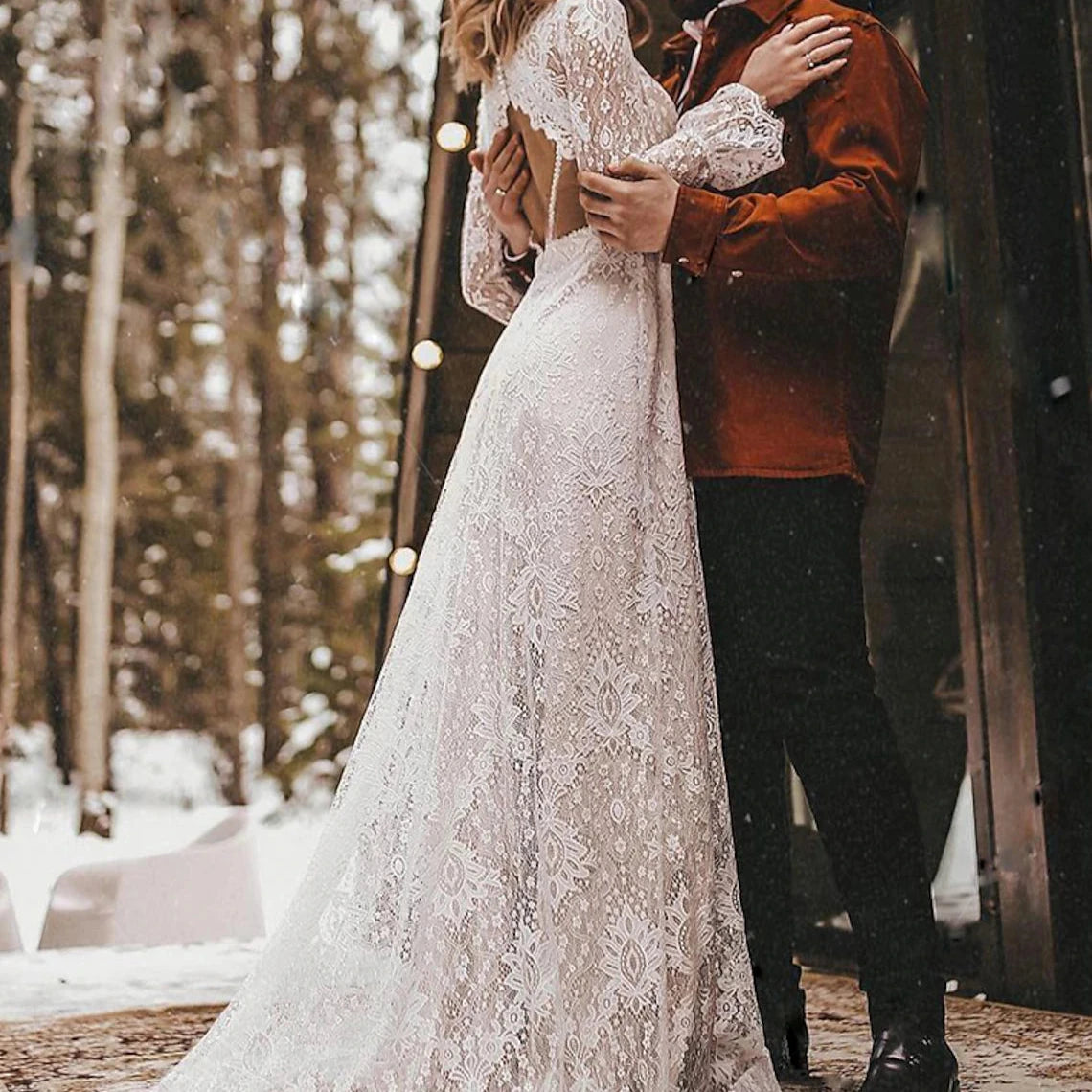 Robe de mariée bohème avec manches longues, dentelle légère et décolleté en V, style romantique et élégant.