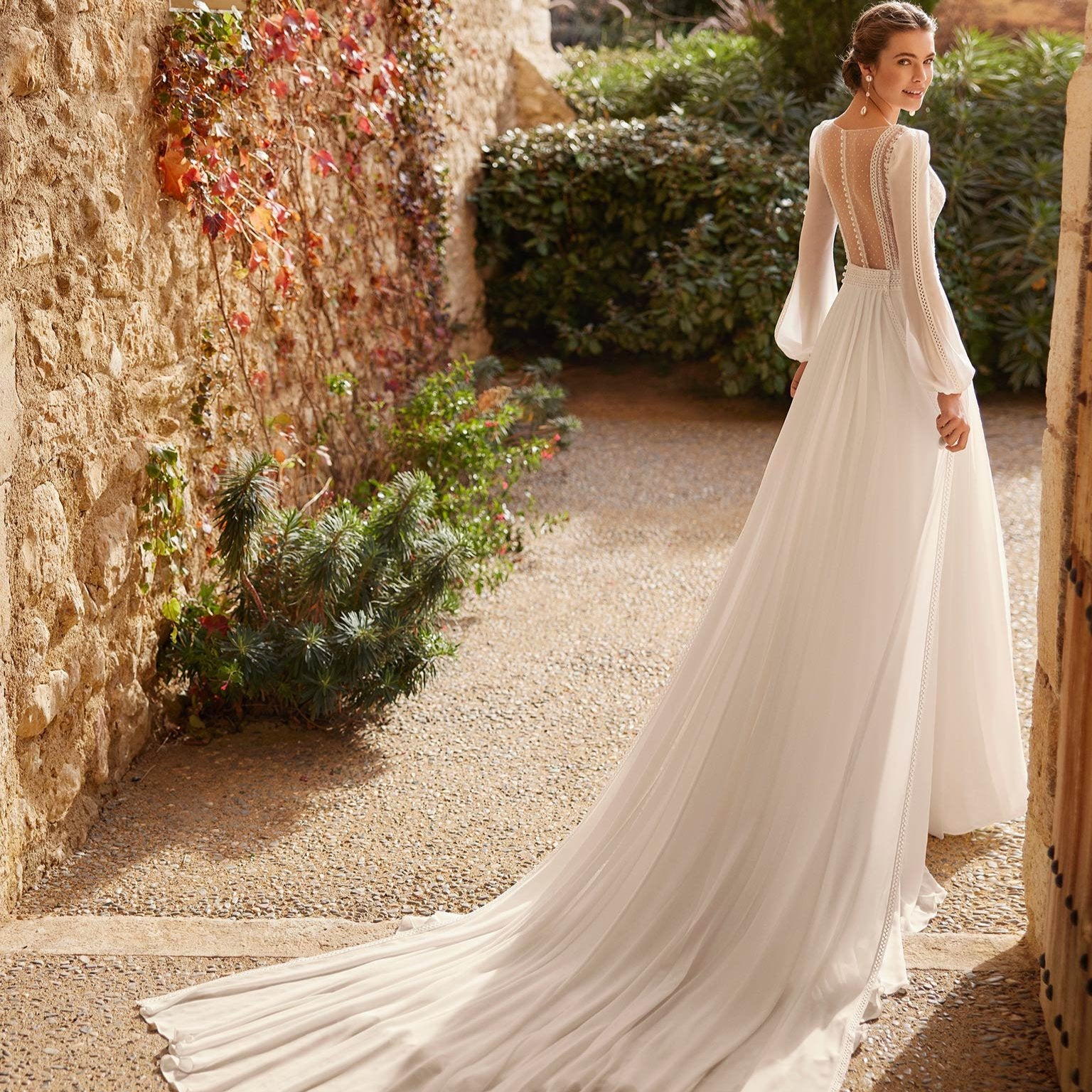 Robe de mariée bohème d'hiver avec dentelle et détails floraux, portée par une modèle dans une ambiance romantique.