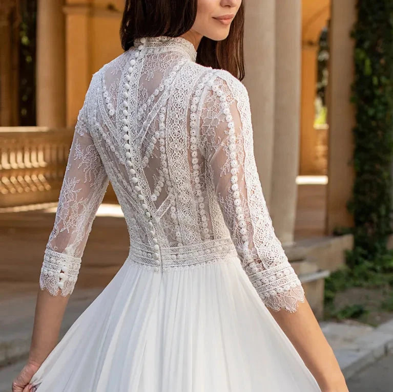 Robe de mariée bohème simple et élégante avec dentelle légère et décolleté en V, parfaite pour un mariage chic et décontracté.