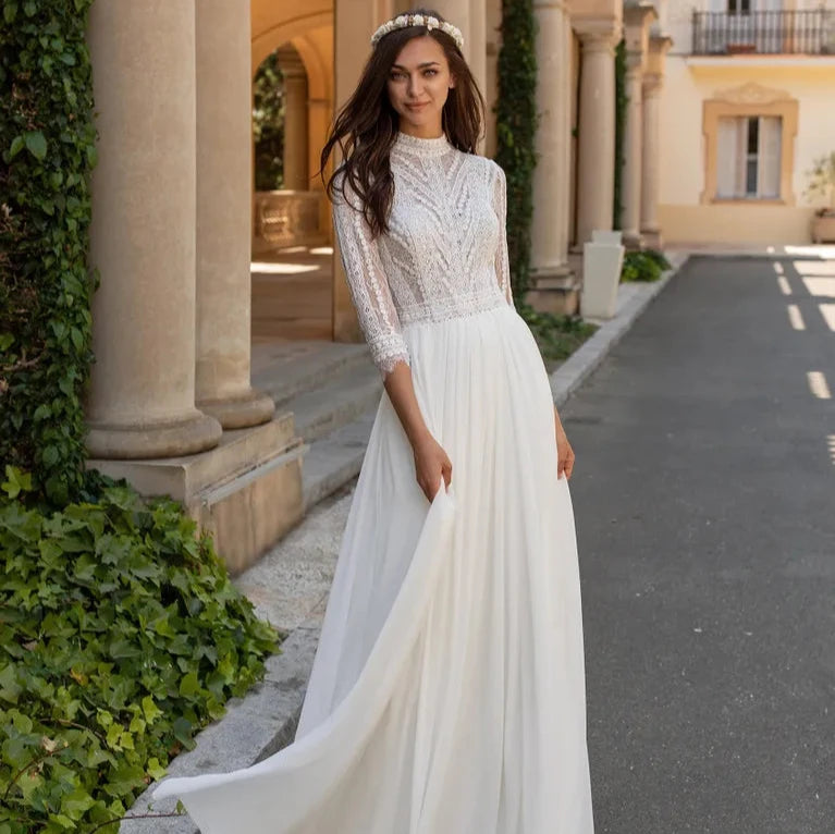 Robe de mariée bohème simple et chic avec jupe évasée, détails délicats, en tissu léger, parfaite pour un mariage bohème.
