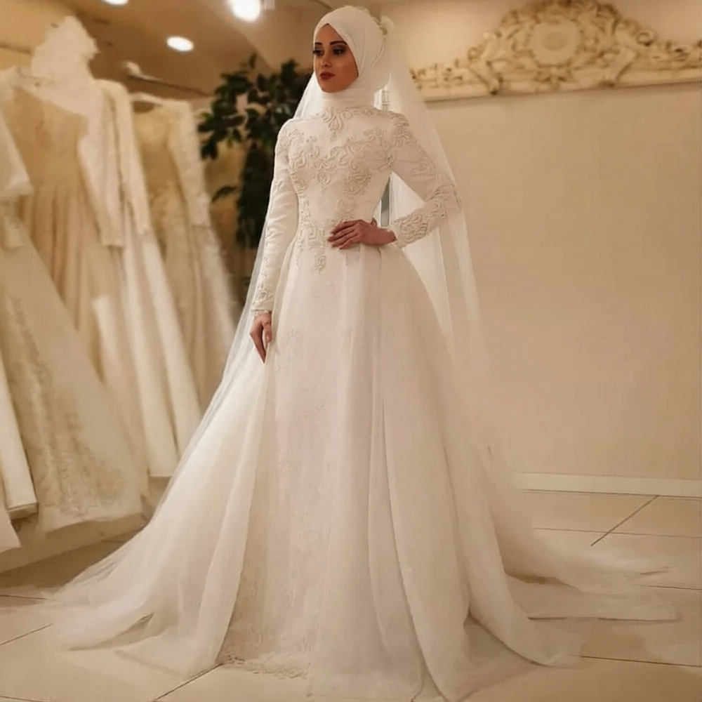 Robe de mariée musulmane élégante de la marque Robe de mariée Paris, en tissu blanc avec détails délicats et voile léger.