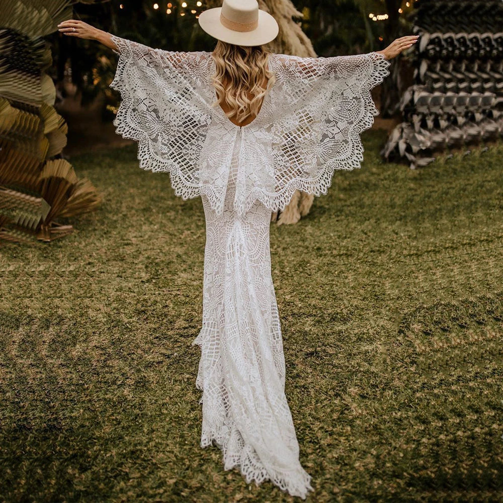 Robe de mariée bohème champêtre grande taille avec dentelle et jupe fluide, portée par une modèle élégante.