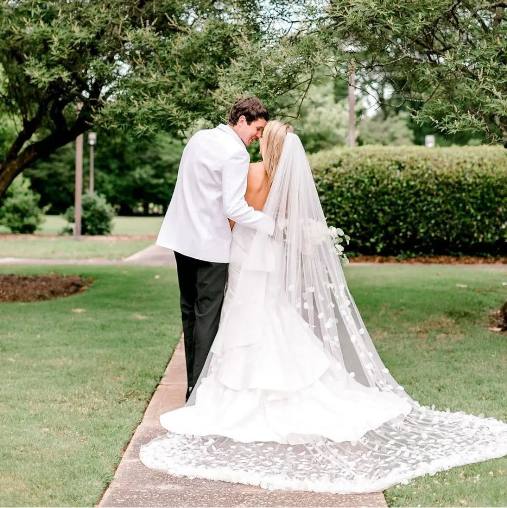 Voile long de mariée en tissu léger, porté avec une robe de mariée bohème, détail élégant et fluide pour mariage romantique