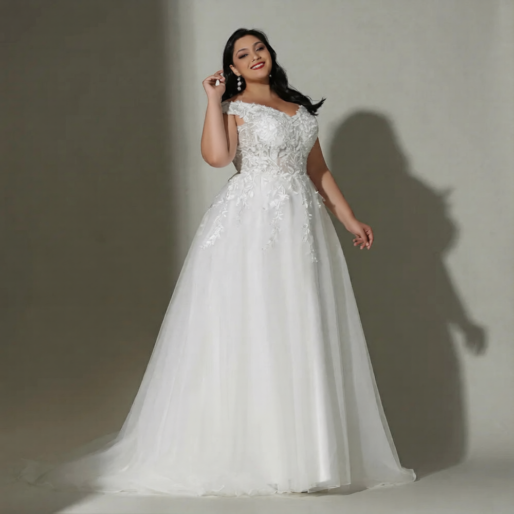 Robe de mariée curvy de la marque Robe de mariée Paris, avec dentelle élégante et décolleté en V, vue de face.