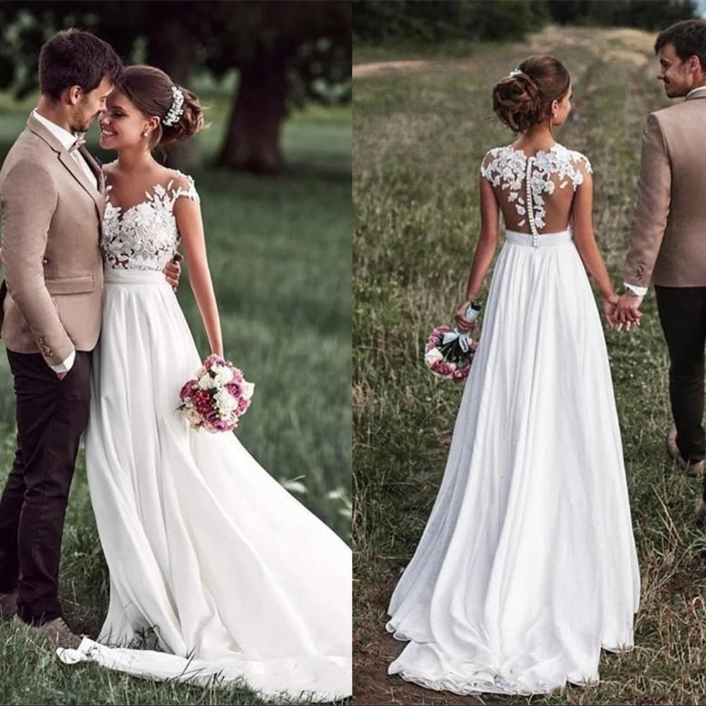 Robe de mariée bohème pour femme enceinte, long chiffon blanc avec détails floraux et style romantique.