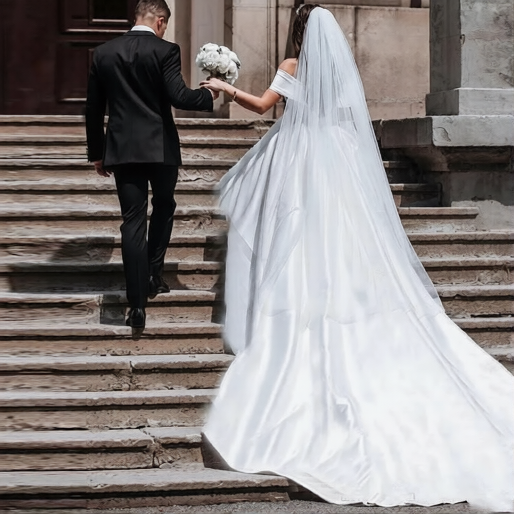 Robe de mariée pas chère de la marque Robe de mariée Paris, élégante avec dentelle blanche et décolleté en V.