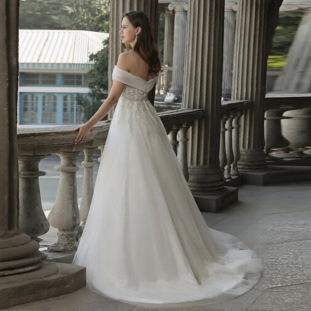 Robe de mariée classique de la marque Robe de mariée Paris, longue, en tissu élégant avec détails sophistiqués.