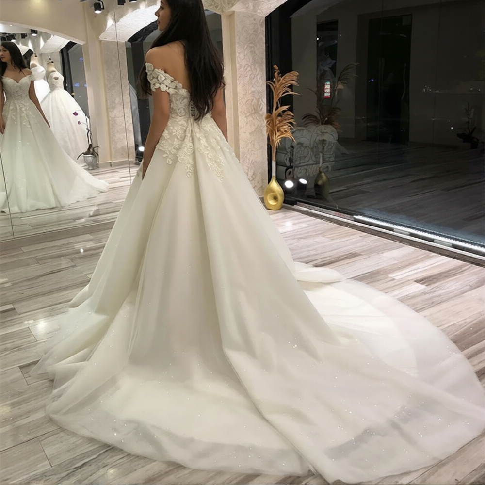 Robe de mariée pour femme de 50 ans de la marque Robe de Mariée Paris, élégante avec dentelle et décolleté sophistiqué.