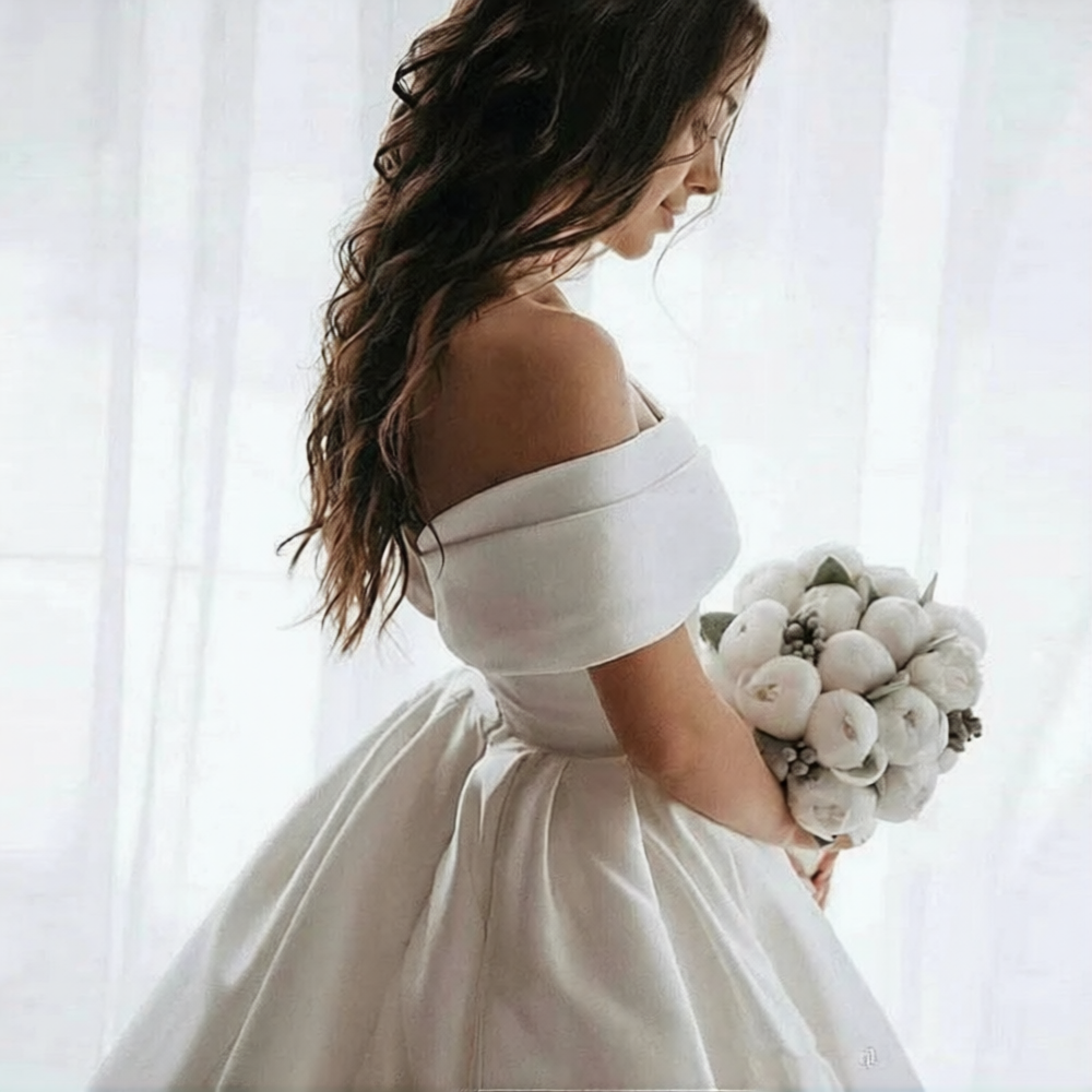 Robe de mariée pas chère de la marque Robe de mariée Paris, robe blanche élégante avec dentelle et décolleté en V.