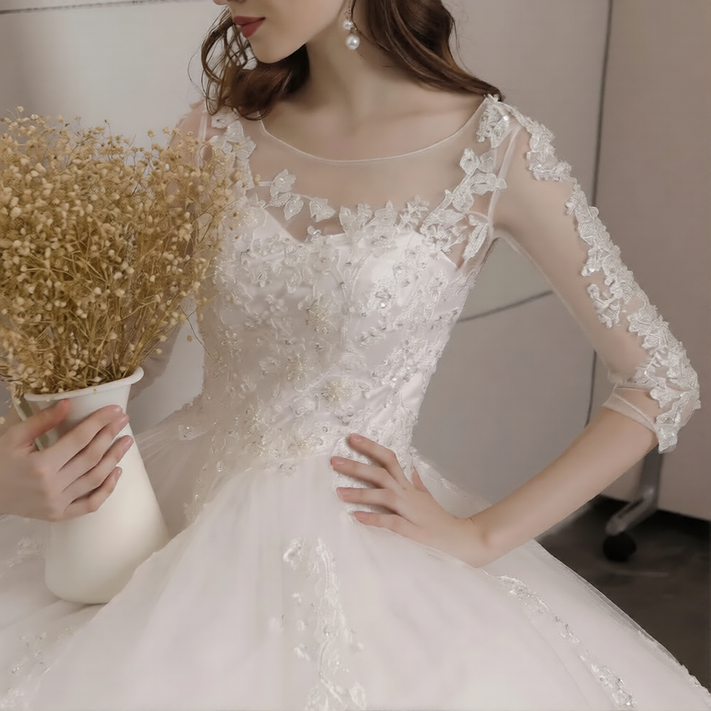 Robe de mariée hiver à manches longues de Robe de mariée Paris, élégante et chaude pour mariage en saison froide.