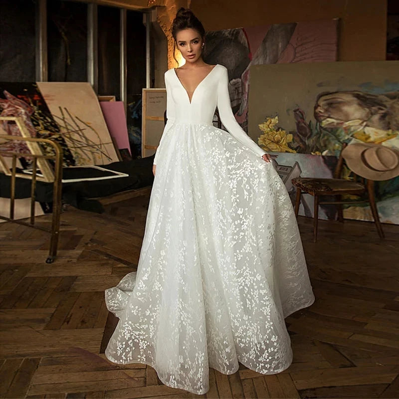 Robe de mariée bohème pour grossesse en tissu léger avec dentelle et détails floraux, parfaite pour une mariée bohème.