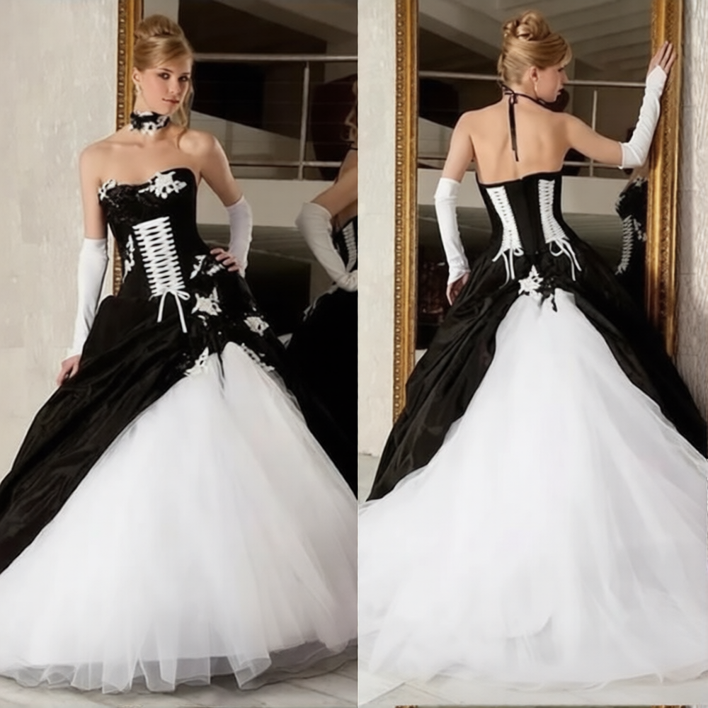 Robe de mariée noire et blanche de Robe de mariée Paris, détail élégant et tissu sophistiqué visible sur l'image.