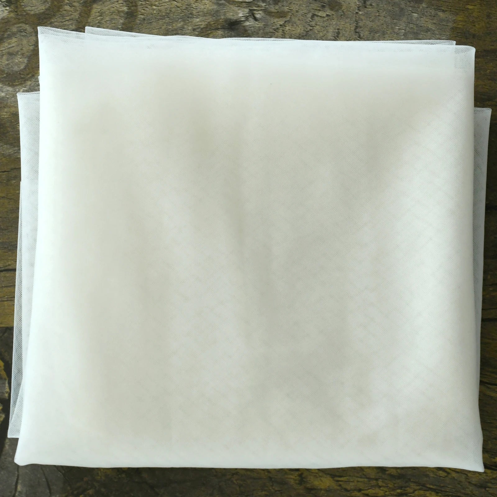 Voile long de mariée de style bohème, léger et fluide, porté avec une robe de mariée bohème pour un look romantique.