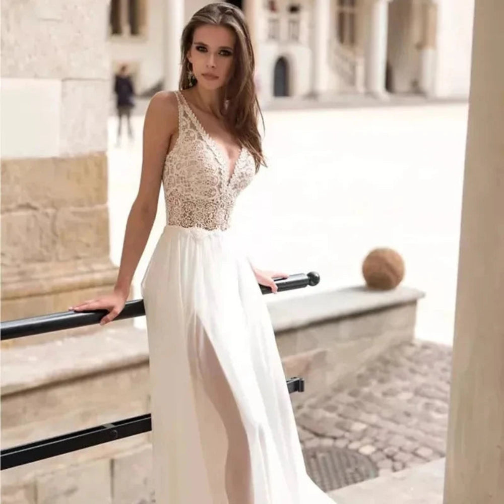Robe de mariée plage bohème en tissu léger avec dentelle et détails floraux, idéale pour une cérémonie bohème en plein air