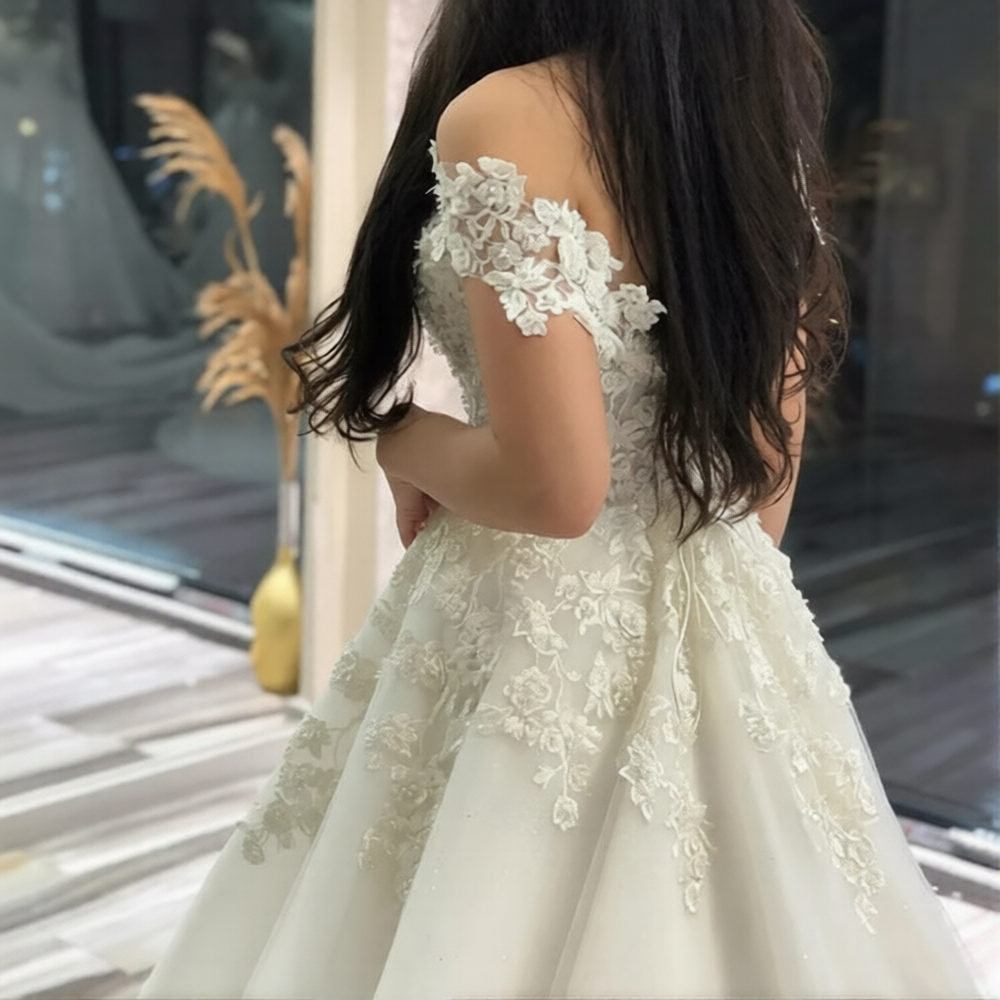 Robe de mariée pour femme de 50 ans, élégante, en tissu blanc, avec détails délicats, de la marque Robe de mariée Paris.