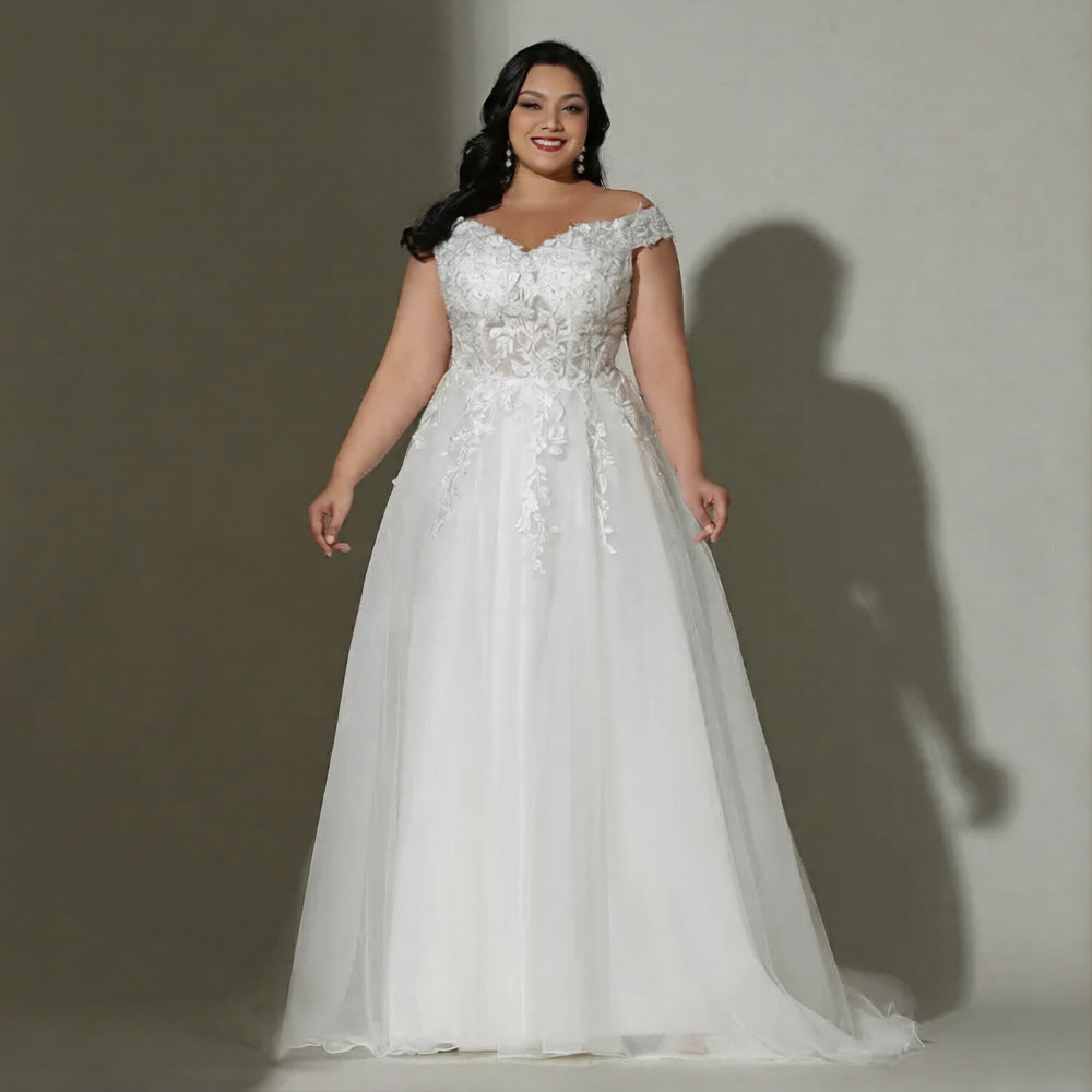 Robe de mariée curve de la marque Robe de mariée Paris avec dentelle élégante et décolleté en V, vue de face.