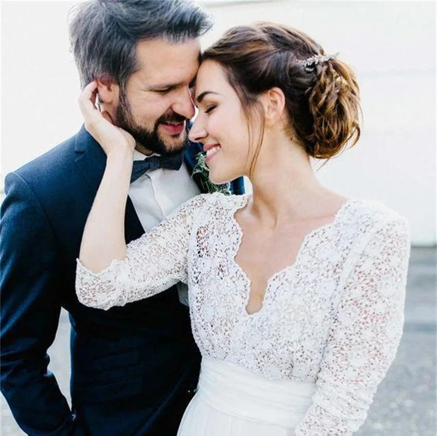 Robe de mariée bohème sans traîne, en tissu léger avec détails floraux, portée par une modèle lors d'une séance photo.