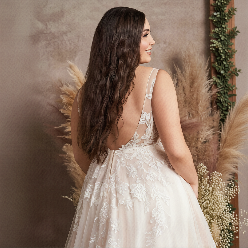 Robe de mariée empire pour femme ronde, élégante, en tissu blanc avec détails délicats, de la marque Robe de mariée Paris.
