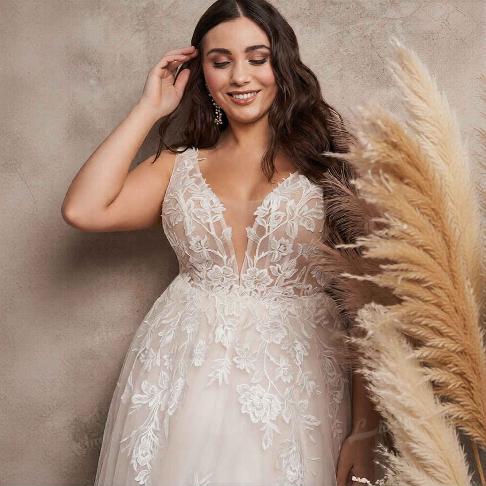 Robe de mariée empire pour femme ronde, élégante, en tissu blanc avec détails délicats, par la marque Robe de mariée Paris.
