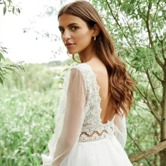 Robe de mariée bohème longue en tulle blanc, style simple et élégant, idéale pour une mariée romantique.