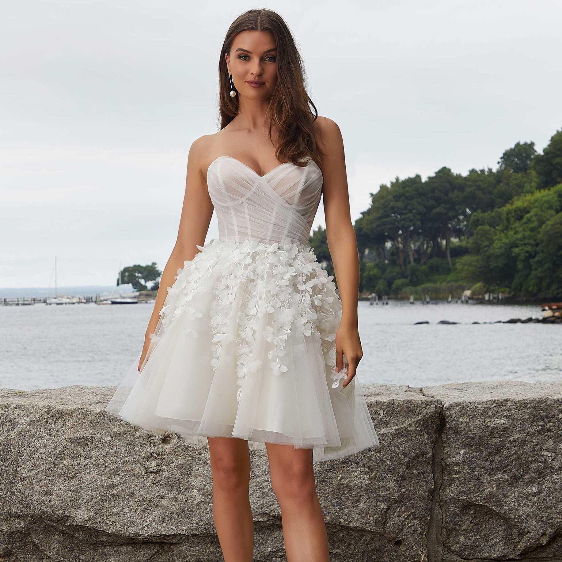 Robe de mariée bohème courte NaomiWeddingDress, style simple et élégant avec détails floraux, portée par une mariée.