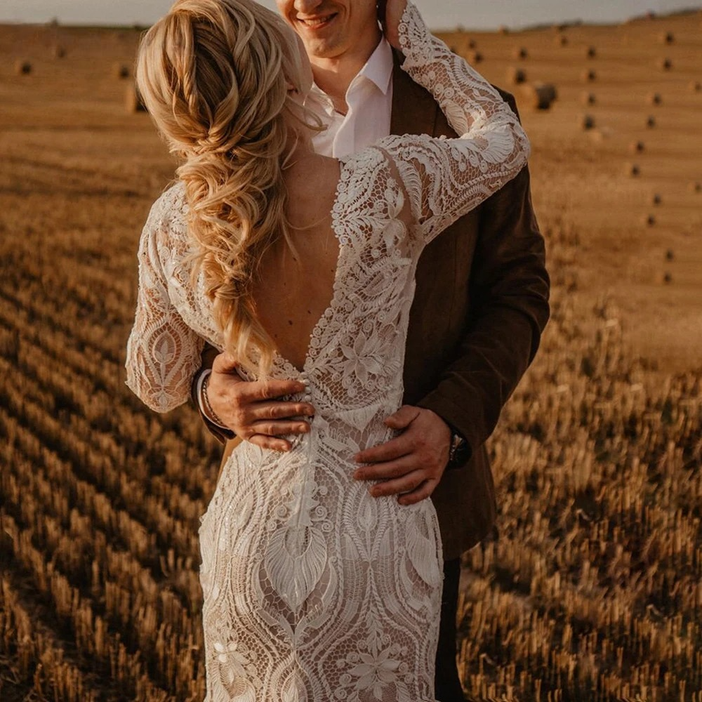 Robe de mariée bohème en dentelle avec dos nu, style romantique et fluide, parfait pour un mariage bohème.
