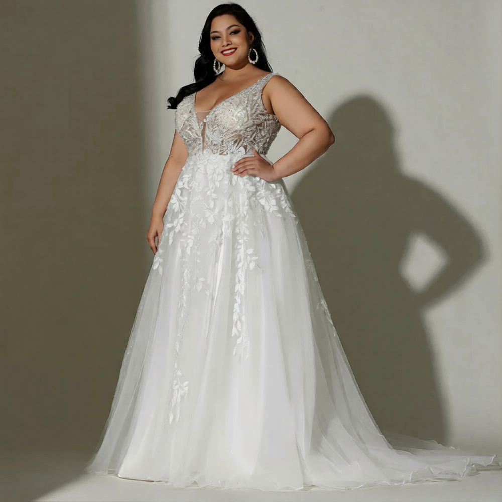 Robe de mariée grande taille pour femme avec coupe ronde, créée par Robe de mariée Paris, détails élégants et tissu fluide
