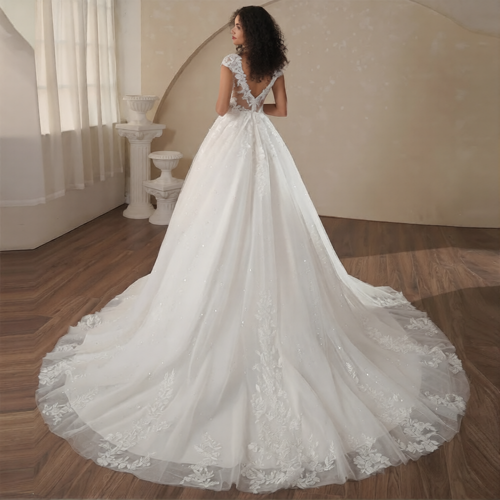 Robe de mariée trapèze blanche de la marque Robe de mariée Paris, détail en dentelle et décolleté élégants.