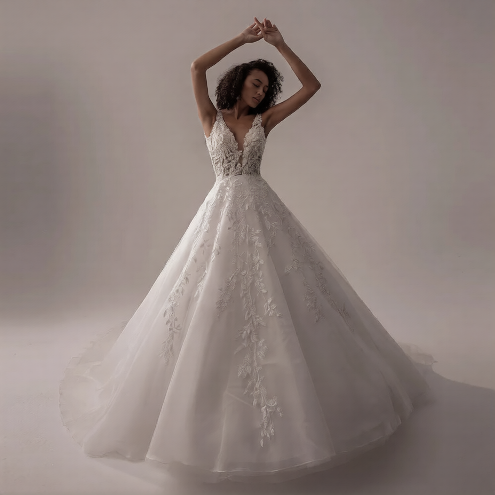 Robe de mariée dos nu de la marque Robe de Mariée Paris, courte vue de l'arrière avec détails en dentelle et tissu brillant.