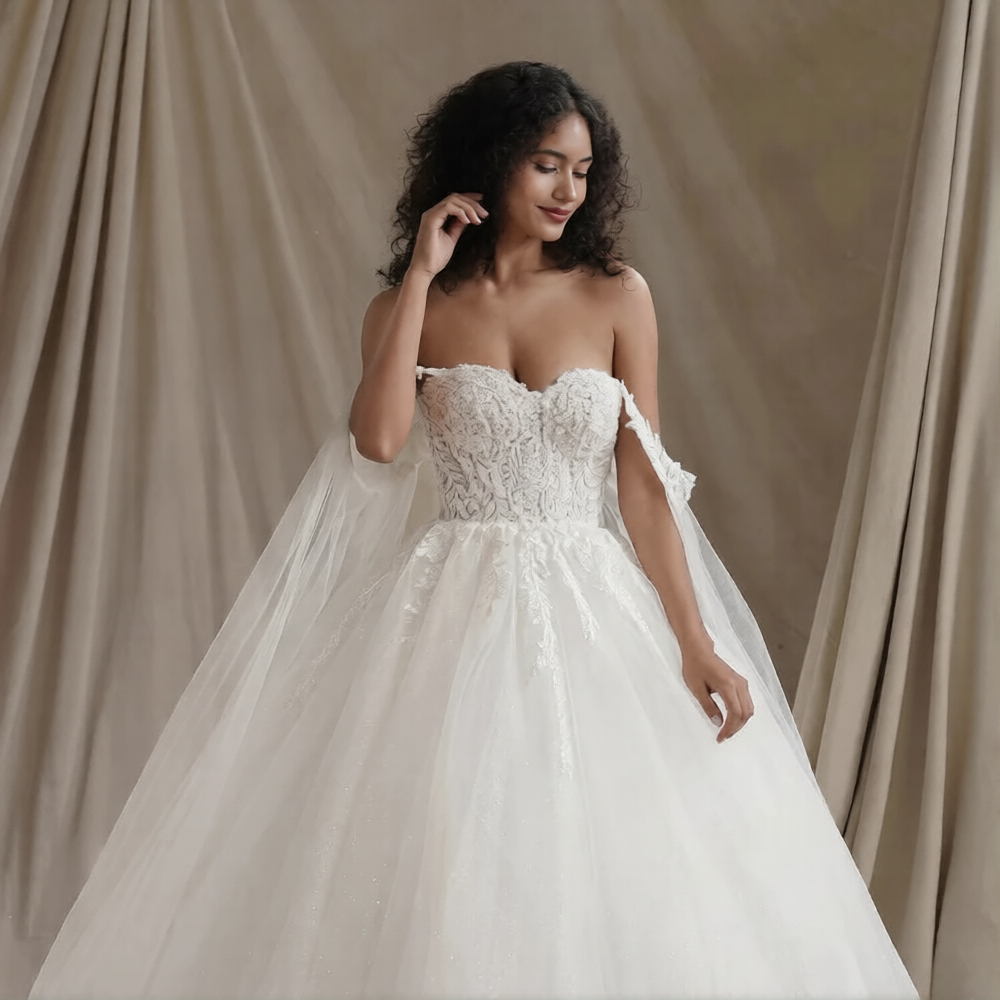 Robe de mariée épaule dénudée de Robe de mariée Paris, détail du dos en dentelle et tissu fluide blanc.