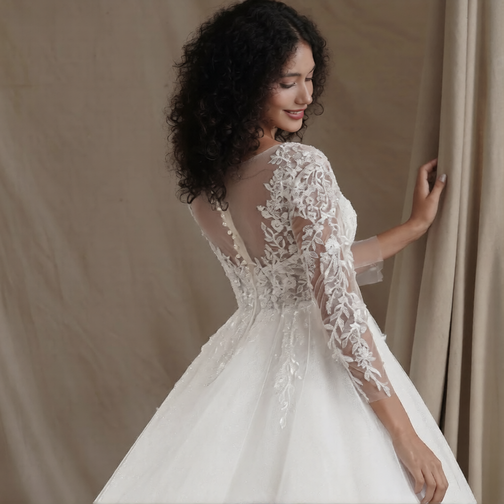 Robe de mariée transparente de Robe de mariée Paris, avec détails en dentelle et voile délicat, vue de face.