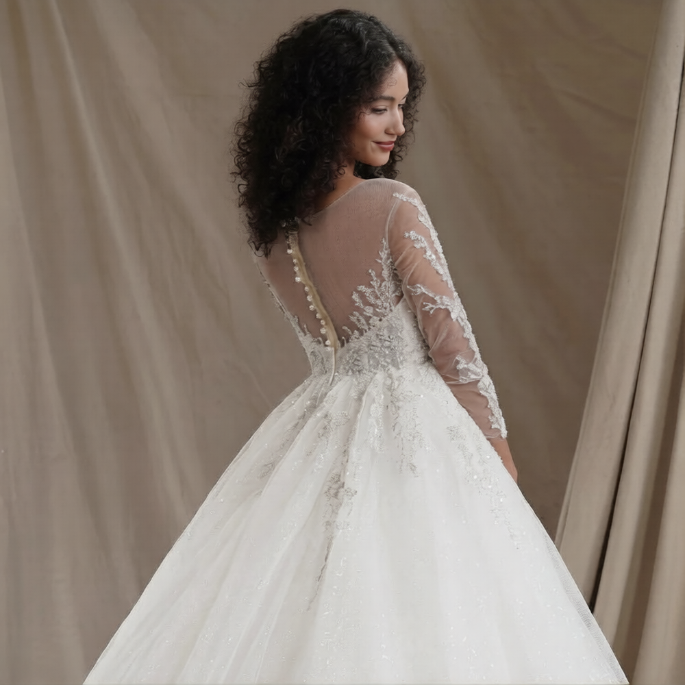 Robe de mariée paillette de la marque Robe de mariée Paris, vêtement élégant avec des détails scintillants en tissu brillant.