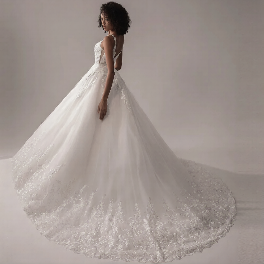 Robe de mariée volumineuse de la marque Robe de mariée Paris, détail en tulle et dentelle, avec jupe ample et bustier élégant.