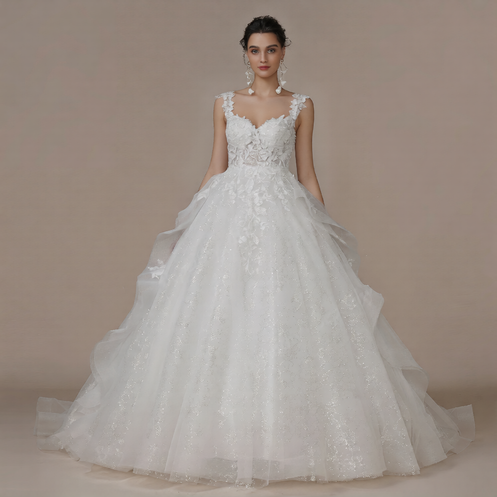 Robe de mariée en mousseline de soie de la marque Robe de mariée Paris, vue de face avec détails élégants et fluide.
