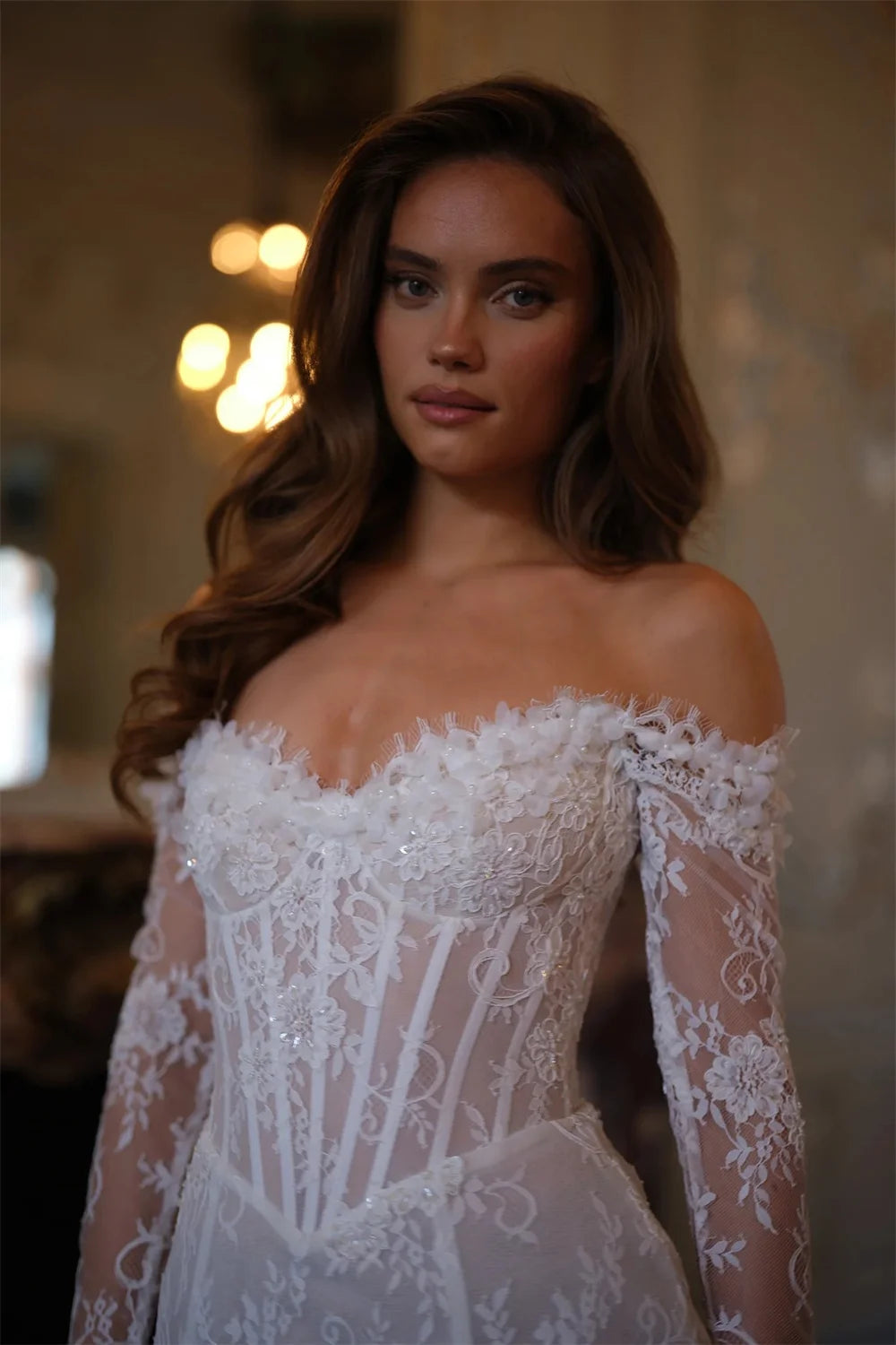Robe de mariée courte de la marque Robe de Mariée Paris, élégante avec détails délicats, portée sur un fond neutre.