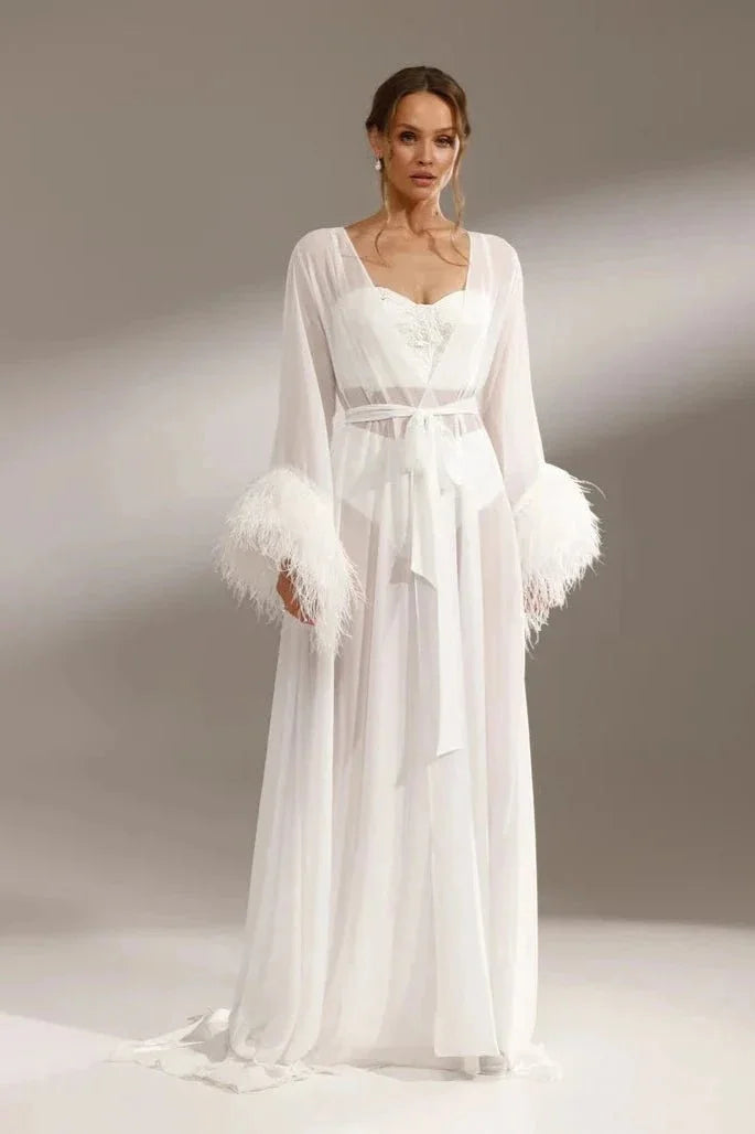 Robe de mariée hiver avec fourrure de la marque Robe de mariée Paris, vue en gros plan sur le tissu et la texture.