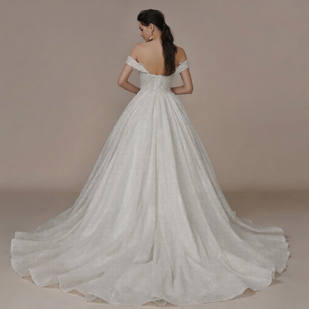 Robe de mariée scintillante de Robe de mariée Paris, longueur longue avec détails brillants et fine dentelle, portée lors d'une cérémonie nuptiale