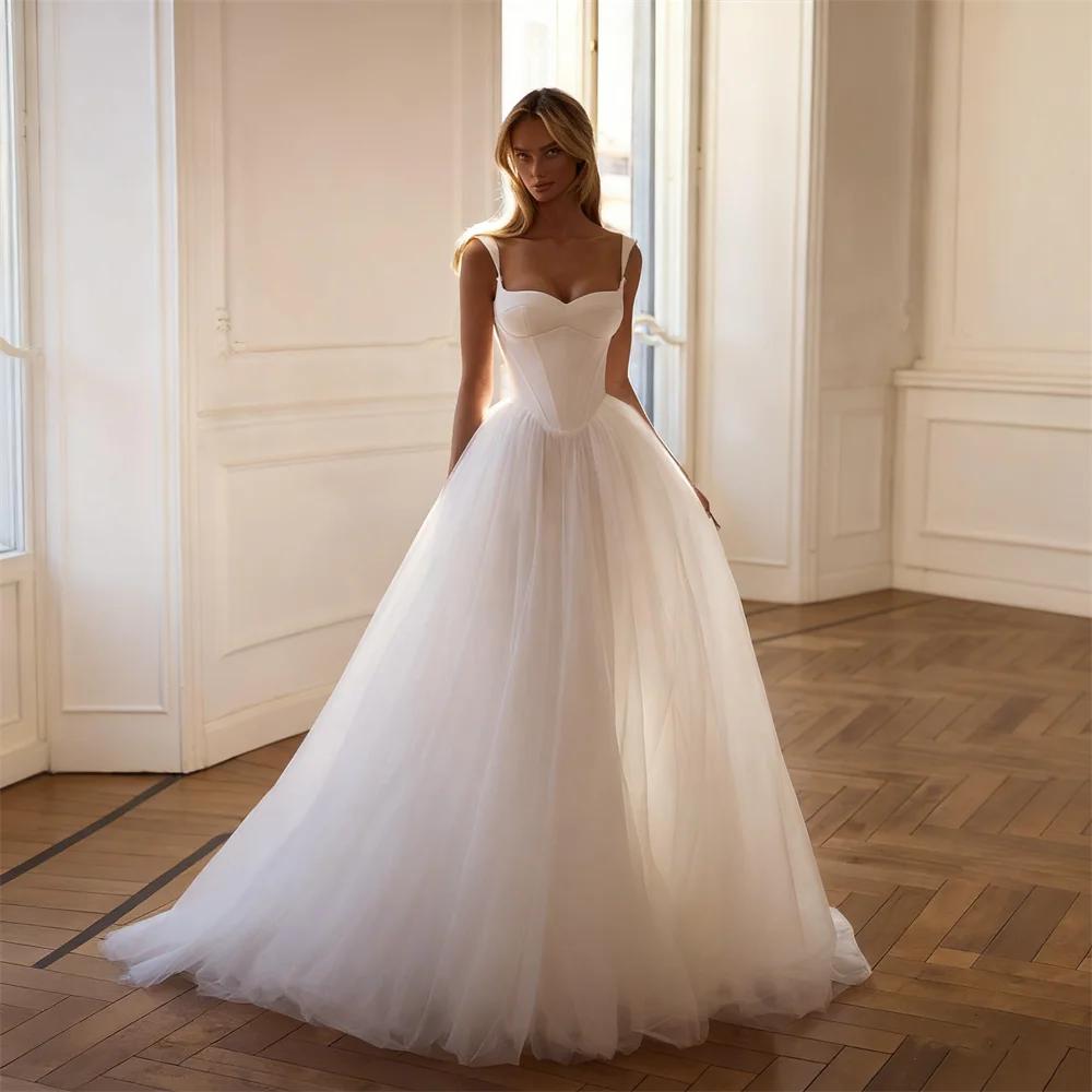 Robe de mariée plage Robe de mariée Paris, longue et fluide, en tissu léger avec décolleté en V et détails délicats.