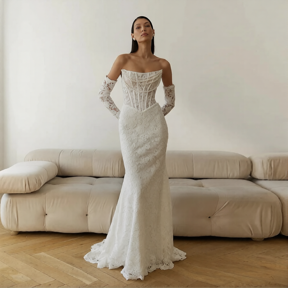 Robe de mariée sirène en dentelle avec dos nu, de la marque Robe de mariée Paris, vue de face sur mannequin.
