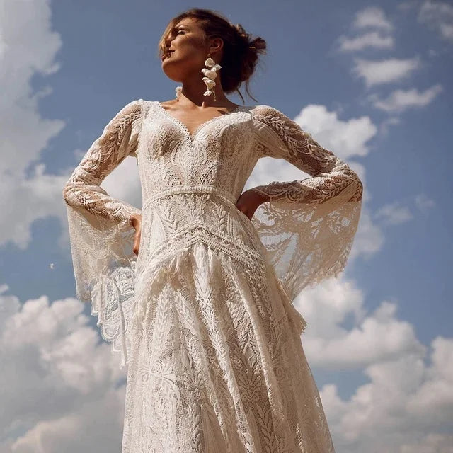 Robe de mariée bohème chic pour mariage, robe bohème avec détails floraux et style hippie, portée par une modèle.