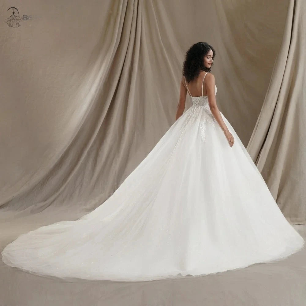 Robe de mariée empire de Robe de mariée Paris, en tissu blanc avec décolleté en V et jupe fluide, vue de face.