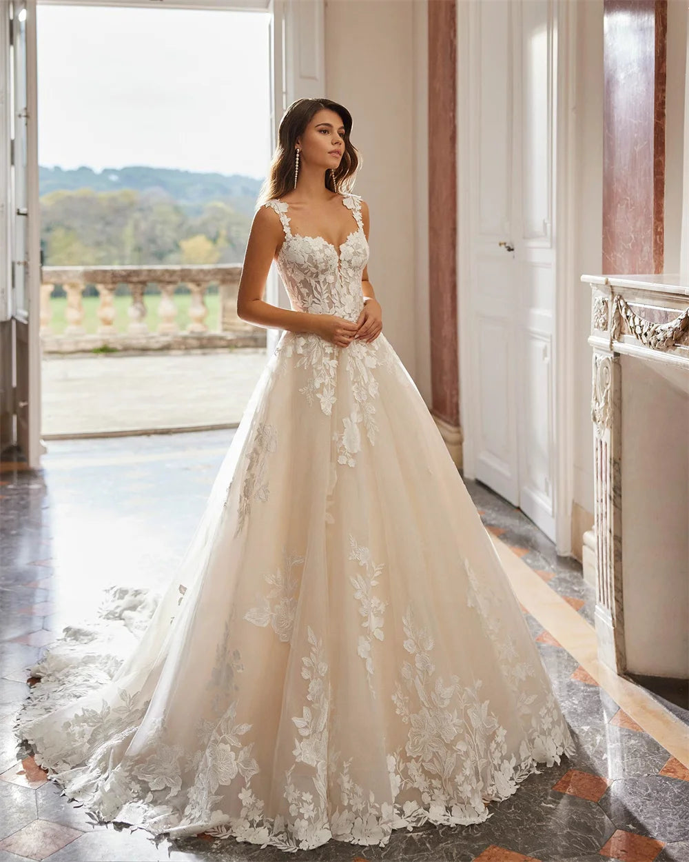 Robe de mariée année 50 de la marque Robe de mariée Paris, avec dentelle élégante et jupe fluide, portée par une mannequin.