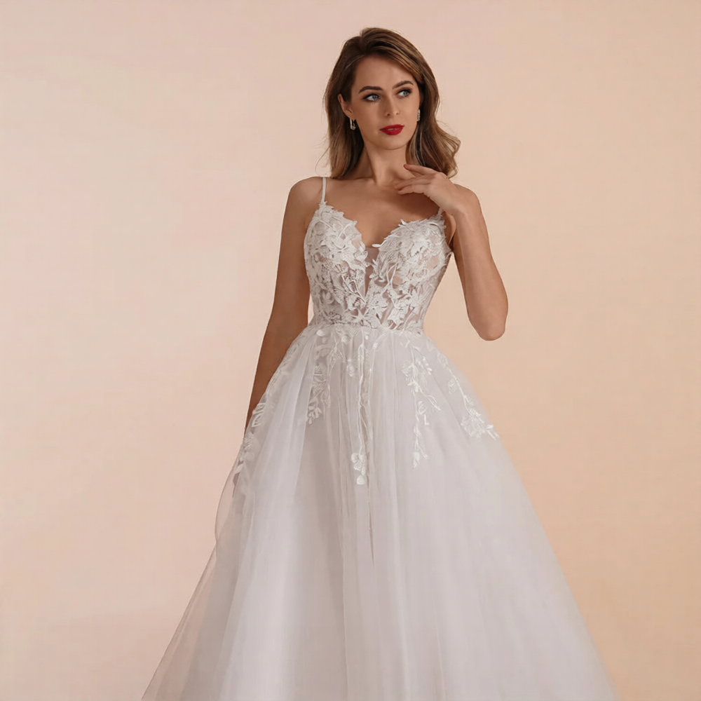 Robe de mariée glamour chic de Robe de mariée Paris, élégante avec détails sophistiqués, vue en gros plan sur le tissu et la finition.
